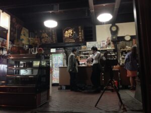 店外から店内を覗く