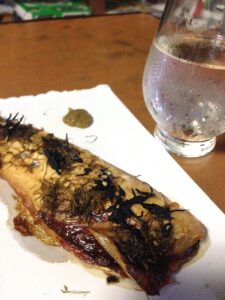 紙皿に焼きサバ。